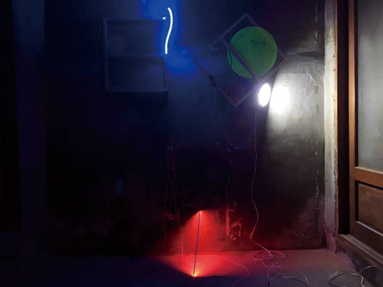 유병서의 오래된 집에는 중첩된 이미지와 반복적 소음 그리고 선명한 색감의 조명들이 서로의 영역을 자유롭게 침범한다.