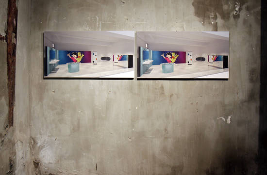 두 개의 이미지가 나란히 걸려 있다. 작가는 가상 공간에서의 전시 시뮬레이션을 만들고 그 결과 이미지를 무한 복사해나간다. 두 이미지 사이, 그리고 이후에 예감되는 영원에 가까운 복사-붙여넣기의 기운을 느낄 수 있다.