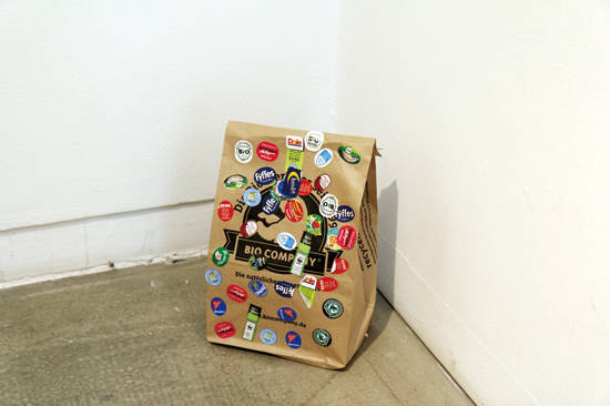 유병서 작가가 베를린 체류 당시 소비하던 바나나의 브랜드 라벨이 종이봉투 위에 붙어 있다. 사진 = 캔 파운데이션