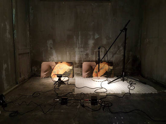 두 이미지 앞에는 시계가 놓였다. 두 이미지의 미세한 차이만큼이나 두 시계가 보여주는 시차는 미묘하다. 이 미묘함을 작가는 소리로 채집하고 이를 무한 반복한다. 사진 = 캔 파운데이션