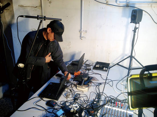 ‘가든 오브 딜리트’의 음향설비를 점검 중인 유병서 작가. 사진 = 캔 파운데이션