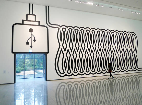 강선미, ‘유니버설 스페이스 버스(Universal Space Bus)’. 접착제, 비닐. 2014.(사진=갤러리 퍼플)