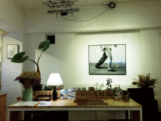 라운지에 걸려 있는 그림. 마음에 들면 구매 가능하다. 사진 = 콜라보마켓