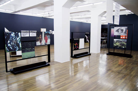 UE7의 ‘포스트 온리’전 설치 전경. 사진 = 박길종