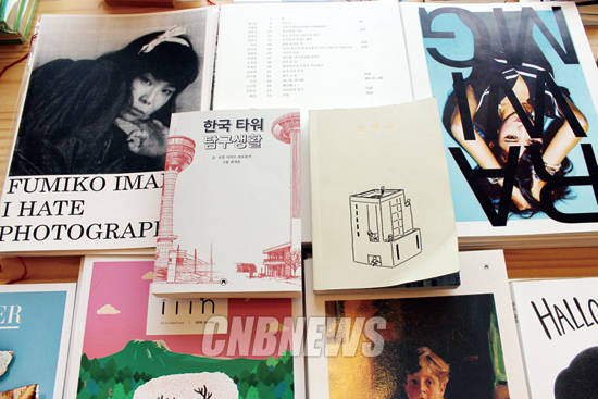 이로 대표가 소개해준 책 ‘산책론’과 ‘0.0.0’ 사진 = 윤하나 기자