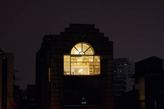 다리에서 바라본 밤의 서점 유어마인드. 사진 = RAYA