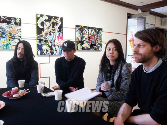 이번 전시에 참여한 (왼쪽부터) 료니, 모즈, 루나정은 리, 파울 쥐르크 작가. 사진 = 김금영 기자