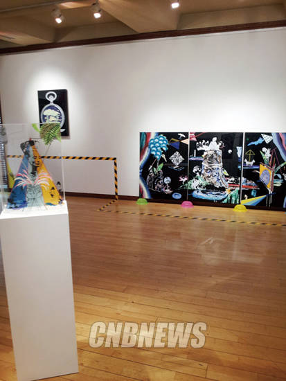 루나정은 리와 파울 쥐르크는 평면 작업에 영상 이미지가 투사되는 결과물을 보여준다. 사진 = 김금영 기자