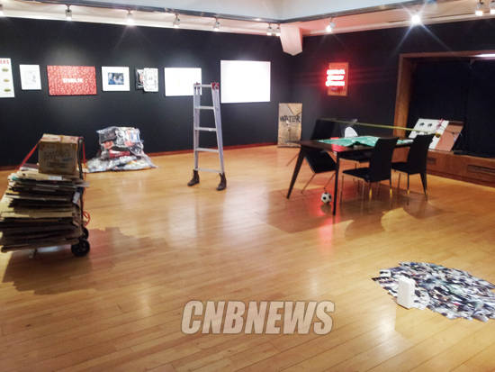 MR36의 작품이 전시된 진화랑 신관 2층 전경. 사진 = 김금영 기자