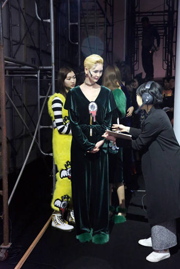 런웨이를 들어서기 전 모델들의 모습. 사진 = Doii(도이)