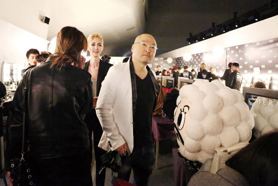 패션쇼의 백 스테이지에 있는 아트놈 작가. 사진 = 아트놈