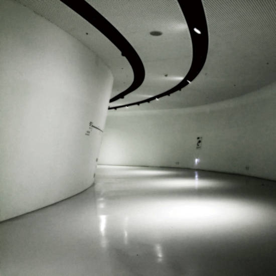 노바디는 특정 공공장소가 가질 수 있는 폭력성에 주목한다. 사진 = 갤러리 토스트