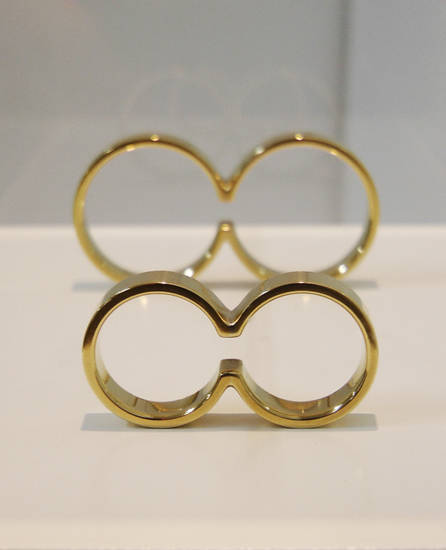 배고은, ‘포 더 썸 앤 더 빅 토(For the Thumb and the Big Toe)’. 설치, 금속 링, 42 x 6.58 x 6(mm). 2012. 사진 = 아르코미술관