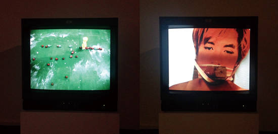 김성환과 레이디 프롬 더 씨, ‘플랫 화이트 러프 컷(Flat White Rough Cut)’의 스틸 이미지 2장. 비디오, 컬러/사운드, 9분 30초. 2004. 사진 = 윤하나 기자