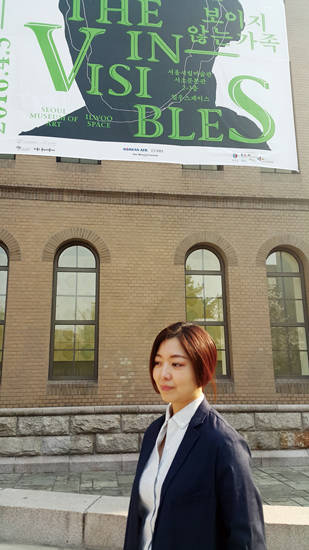‘도시괴담’전에 참여한 김아영 작가. 사진 = 김연수 기자