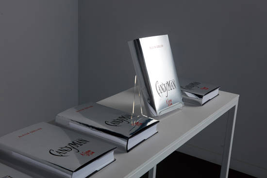 알렉시 기예르, ‘캔디맨’. 책, 종이, 인터뷰 비디오. 2016. 사진 = 서울시립미술관