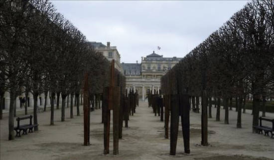 정현 작가의 작품 ‘서 있는 사람’이 설치된 파리의 팔레 루아얄 정원. 사진 = 학고재
