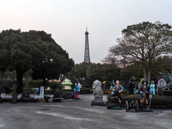 홍진원, ‘아무도 대답하지 않았다 #02 - 소인국 테마파크 제주도’. 디지털 피그먼트 프린트, 113 x 150cm. 2016.