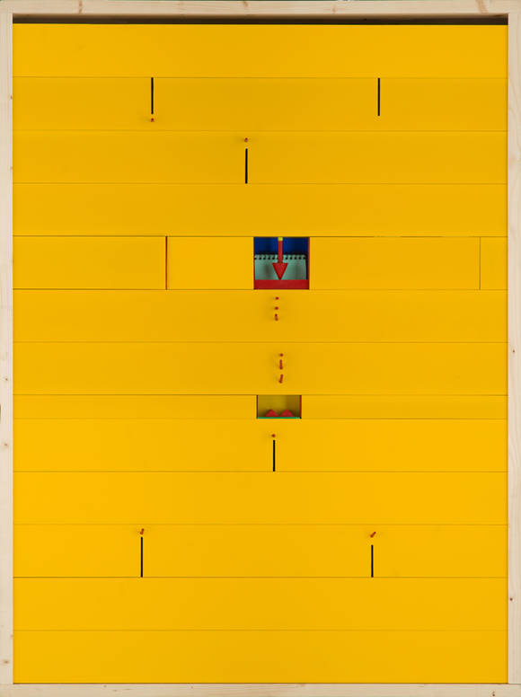 이흥복, '이것은 소리없는 아우성 저 푸른 해원을 향하여 흔드는 영원한 노스텔지어의 손수건 - 옐로우'. 흙, 나무, 알루미늄, 95 x 130 x 10cm. 2015.