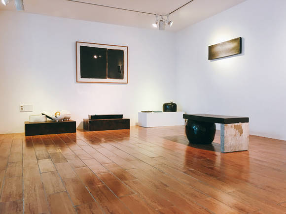 갤러리 에이큐브에 전시된 도예가 박정우와 윤형근 화백의 작품.(사진=갤러리 에이큐브)