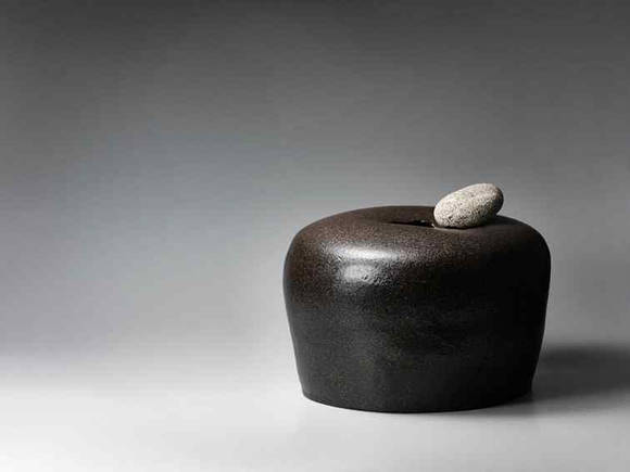 박정우, ‘물성과 비례’. 점토, 흑유, 몽돌, 47 x 47 x 38cm.