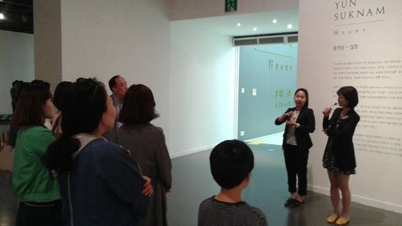 도슨트와 수화통역사가 함께 작품 설명을 하고 있다. (사진=서울시립미술관)