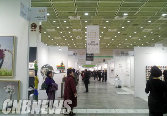 문화체육관광부와 예술경영지원센터가 '한국 미술시장 정보시스템'을 통해 국내 미술시장을 파악할 수 있는 자료를 공개했다. 사진은 2016 화랑미술제 현장.(사진=김금영 기자)