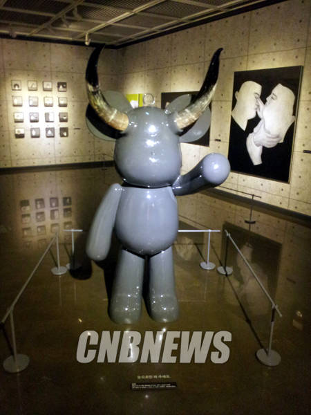 사랑의 끝, 이별의 슬픔을 이야기 하는 35℃ '이별의 온도: 멀어진 마음, 안타까운 우리' 공간 전경. 가운데 자리한 임지빈 작가의 작품이 눈길을 끈다.(사진=김금영 기자)