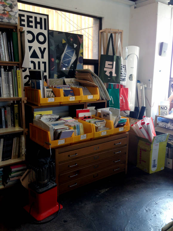 서점 내 한 코너, 가방, 포스터, 작가들의 작은 책 등이 마련됐다. (사진 = 윤하나 기자)