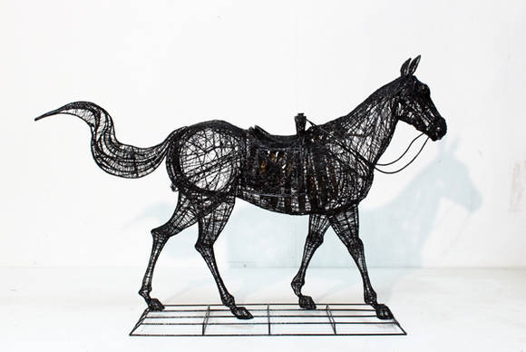 송용원, ‘증강현실+말’. 글루, 철사 용접, 바느질, 검은 실, 크리스탈 코팅, 98 x 27 x 64cm. 2014.