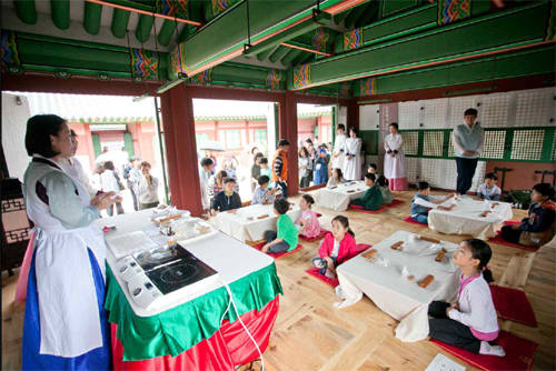 경복궁 소주방 궁중음식 체험(2015년). (사진=문화재청)