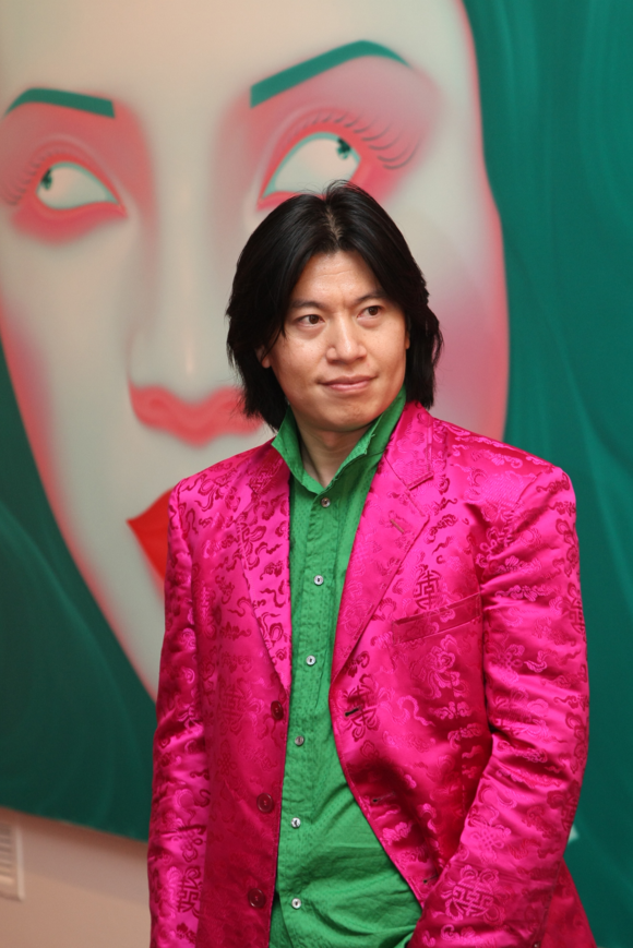 자신의 그림앞에 선 ‘펑정지에’ 작가. (사진 = 나주시)