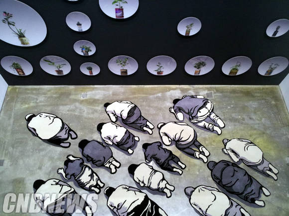 에드원 로세노의 작업이 벽에, 아낭 삽또또의 작업이 바닥에 펼쳐진 모습. 두 작업 모두에 인도네시아의 일상이 반영됐다.(사진=김금영 기자)