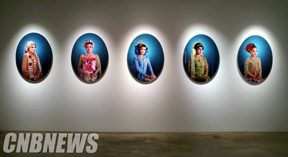 다니엘 사띠야그라하의 ‘뉴 로맨틱(New Romantic)’. 인도네시아 새신부들이 전통 결혼식 복장을 입은 모습을 찍었다.(사진=김금영 기자)