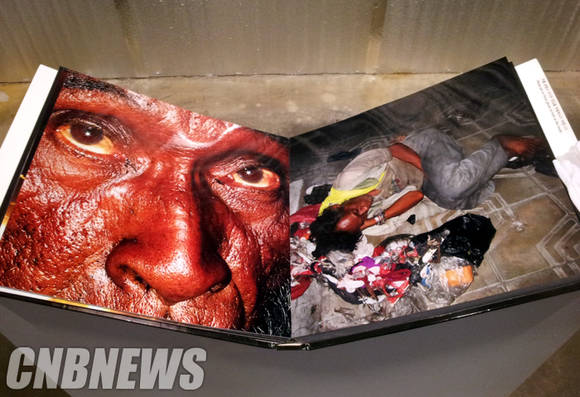 앙끼 뿌르반도노의 ‘비욘드 베르사체(Beyond Versace)’. 인도네시아 족자카르타 지역의 노숙자 모습을 통해 고정관념에 의문을 제기한다.(사진=김금영 기자)