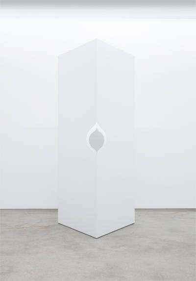 심아빈, '세모(Triangle)'. 강철, 거울, 인조 잔디, LED 조명, 195 x 90 x 70cm. 2016.