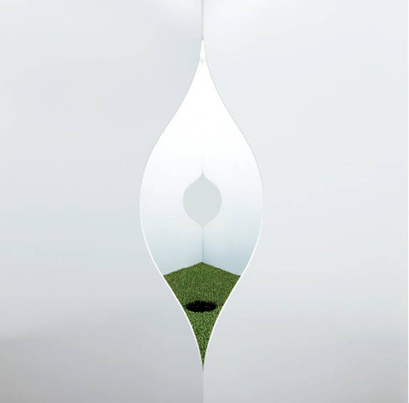 작품 '세모'에 난 구멍을 통해 보이는 풍경.(사진=갤러리 2)