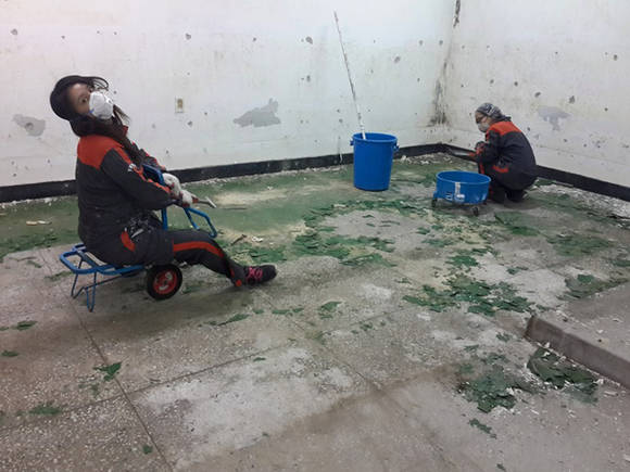 구성원들은 식당이었던 빌딩의 지하를 직접 개조해 작업실을 꾸몄다.(사진=산지직송작업직판장)