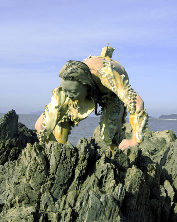 ‘인간 뜨기1’의 퍼포먼스 장면. 조윤원의 작업은 세상을 연극의 세트처럼 바라보는 시점으로부터 비롯된다. (사진=조윤원)