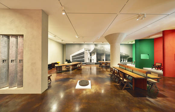 ‘르 코르뷔지에, 피에르 잔느레: 인도 찬디가르 1951-66’전의 1층 설치 전경. 비행기 날개로 만든 가림막과 르 코르뷔지에의 상징과도 같은 기둥, 원색의 벽이 재현돼 있다. 이들의 도시 설계가 그려진 맨홀 뚜껑도 보인다.(사진=국제갤러리)