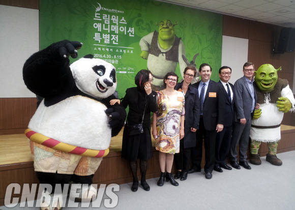 29일 열린 개막식에 (왼쪽부터)드림웍스의 대표 캐릭터인 쿵푸팬더, 김홍희 서울시립미술관장, 카트리나 세지윅 호주영상센터 대표, 사라 터튼 호주영상센터 수석큐레이터, 에릭 스티븐스 드림웍스 애니메이션 글로벌 라이브 엔터테인먼트 대표, 홍성일 지엔씨미디어 대표, 크리스 해리스 국제순회전 총괄자, 대표 캐릭터 슈렉이 참석했다.(사진=김금영 기자)