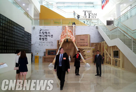 에릭 스티븐스 드림웍스 애니메이션 글로벌 라이브 엔터테인먼트 대표(왼쪽에서 세 번째)가 서울시립미술관 서소문 본관에서 열리는 '드림웍스 애니메이션 특별전: 스케치에서 스크린으로' 전시장 입구를 둘러보고 있다.(사진=김금영 기자)