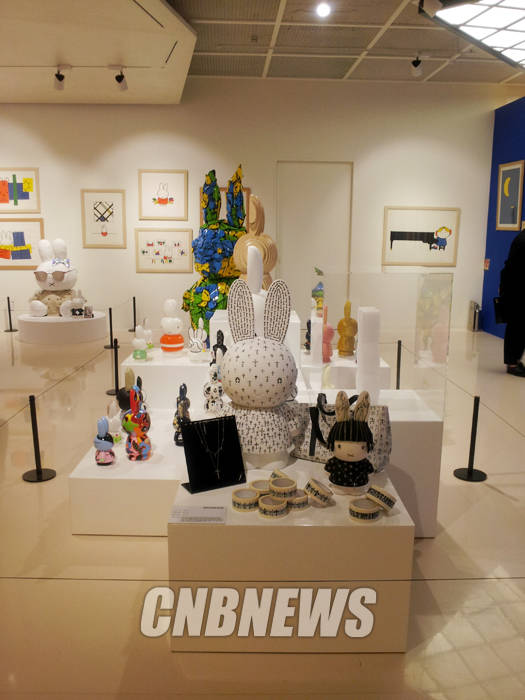 전시는 1부 '미피의 역사', 2부 '아티스트의 재해석', 3부 '패션브랜드와의 만남'으로 구성된다. 가장 앞에 한젬마가 재해석한 미피 작품이 눈길을 끈다.(사진=김금영 기자)