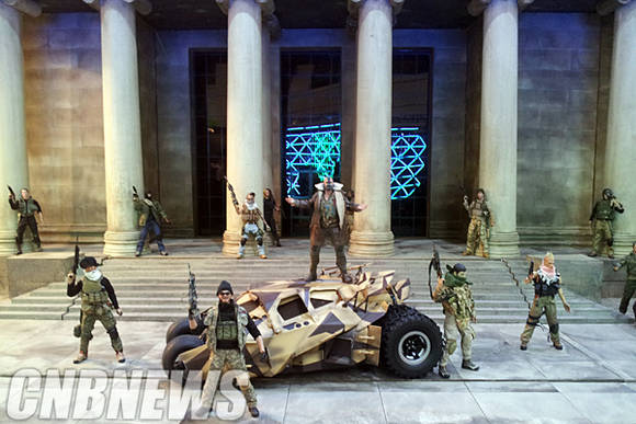 고담시를 배경으로 한 피규어가 전시된 모습.(사진=김금영 기자)