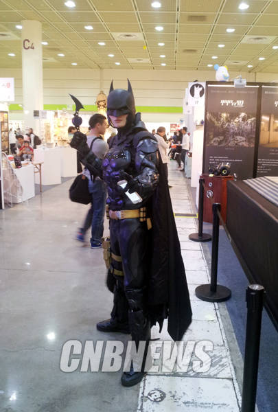 배트맨을 코스프레 한 참여자가 전시장에서 포즈를 취했다.(사진=김금영 기자)