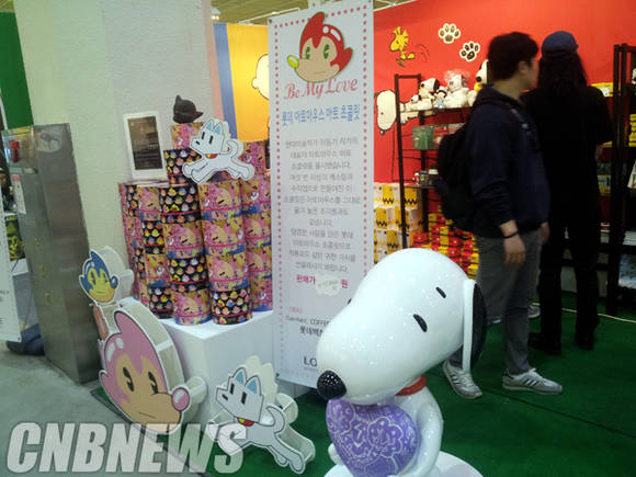 전 세계적으로 사랑 받는 스누피 캐릭터, 그리고 이동기 작가의 아토마우스 초콜릿 작품이 설치됐다.(사진=김금영 기자)