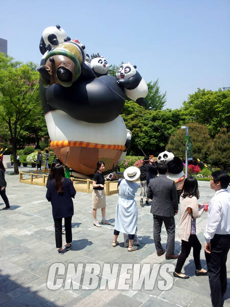 서울시립미술관 서소문 본관 앞 정원에 설치된 거대 쿵푸팬더 조형물 앞에서 사람들이 기념촬영을 하고 있다.(사진=김금영 기자)