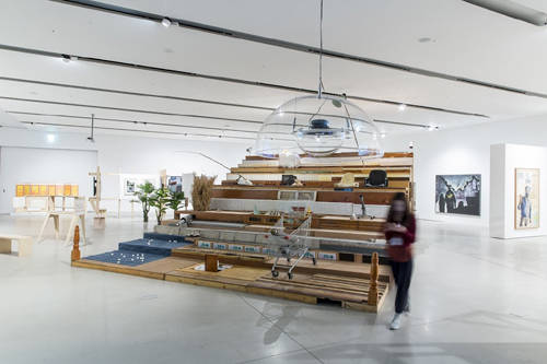 함경아, '오데사의 계단'. 나무, 폐기물 오브제, 가변 설치. 2007. 경기도미술관 소장.