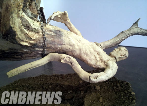 류인의 작명 미상의 작품. 흙과 나무로 만들어진 미완성 유작이다.(사진=김금영 기자)