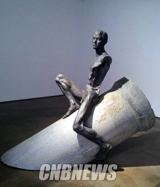 류인의 또 다른 미공개작인 '입산'. 기존 '입산' 시리즈와 달리 두 팔이 없이 먼 곳을 응시하는 모습을 보인다.(사진=김금영 기자)